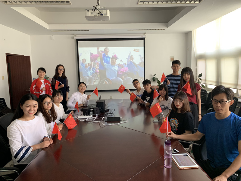 湖北财经经济学院师生党员在劝学315观看国庆阅兵式_副本.jpg